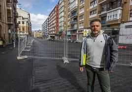 El portavoz de la Mesa de Movilidad del Besaya, Sergio Peña, en la calle Julián Ceballos de Torrelavega.