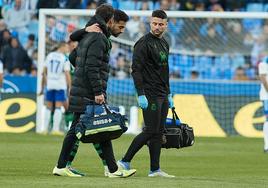 Rubén Alves abandona el terreno de juego lesionado en el choque del pasado sábado.