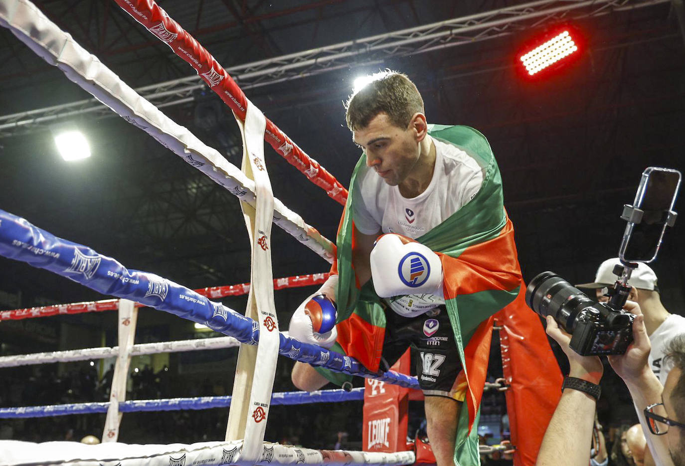 El torrelaveguense, como siempre enfundado en la bandera de la ciudad antes de entrar al ring.