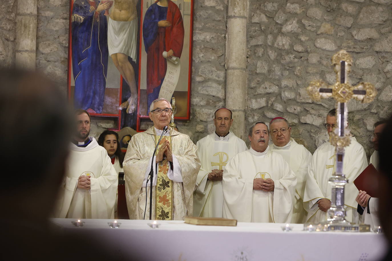 «Este Año Jubilar dejará una profunda huella en nuestras vidas. Os lo aseguro». Así concluyó su homilía el obispo de Santander, Manuel Sánchez Monge, que celebró la primera misa tras la inauguración del evento junto a sus homólogos de Palencia, Oviedo, León -por partida doble, porque estaba el obispo titular y el emérito- y el de Astorga.