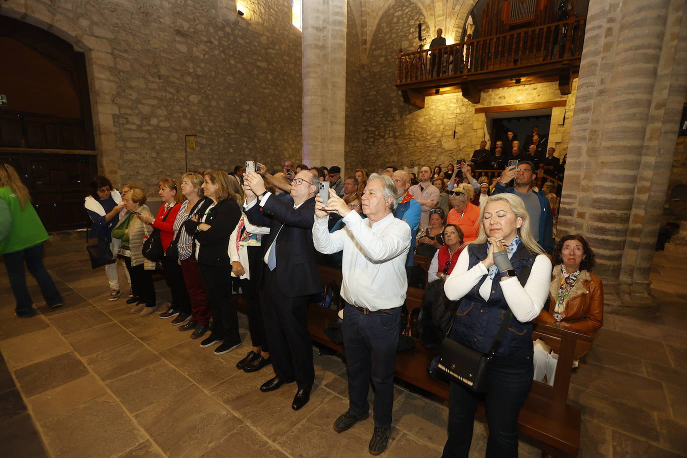 Momento de la misa oficiada por el obispo de Santander, Manuel Sánchez Monge,