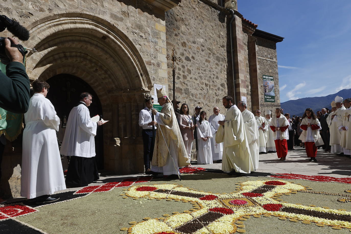 El obispo Sánchez Monge: «Hemos abierto la Puerta del Perdón. Entremos por la Puerta que es Jesús e invitemos a entrar a todos los hombres. No nos comportemos como los discípulos primeros que tenían cerradas las puertas por miedo a los judíos. Jesús quiere ser para nosotros la Puerta verdadera que elimina los miedos y nos lleva al corazón del Padre. Hagamos una Iglesia de puertas abiertas como nos pide el Papa Francisco. Hoy, aquí en Liébana, una vez más, Cristo nos recuerda que nuestra tarea es esta».