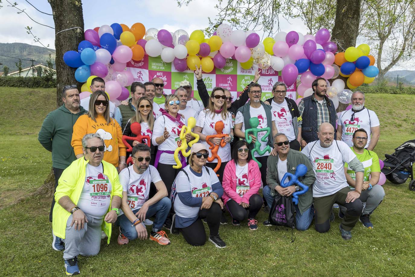 Un grupo de participantes posa con el cartel de apoyo a la marcha