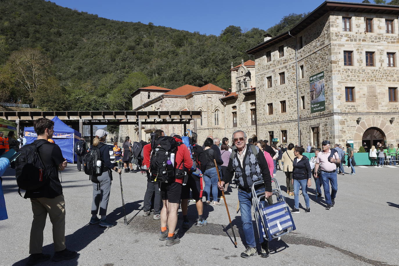 Varios peregrinos subieron hasta Santo Torbio con sillas para poder disfrutar del día tranquilamente.