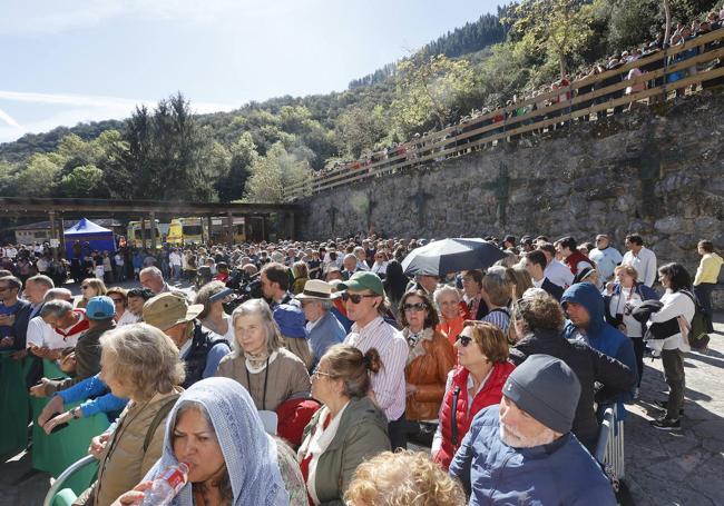 Fieles que se han agolpaso esta mañana para presentar el acto en Santo Toribio.