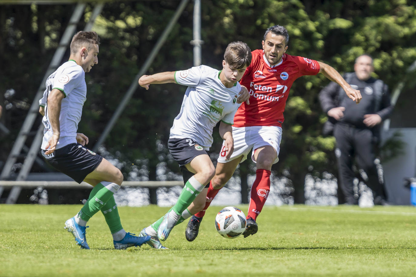 Neco, del Rayo Cantabria y Mikel Álvaro, del Laredo, pelean por la pelota.