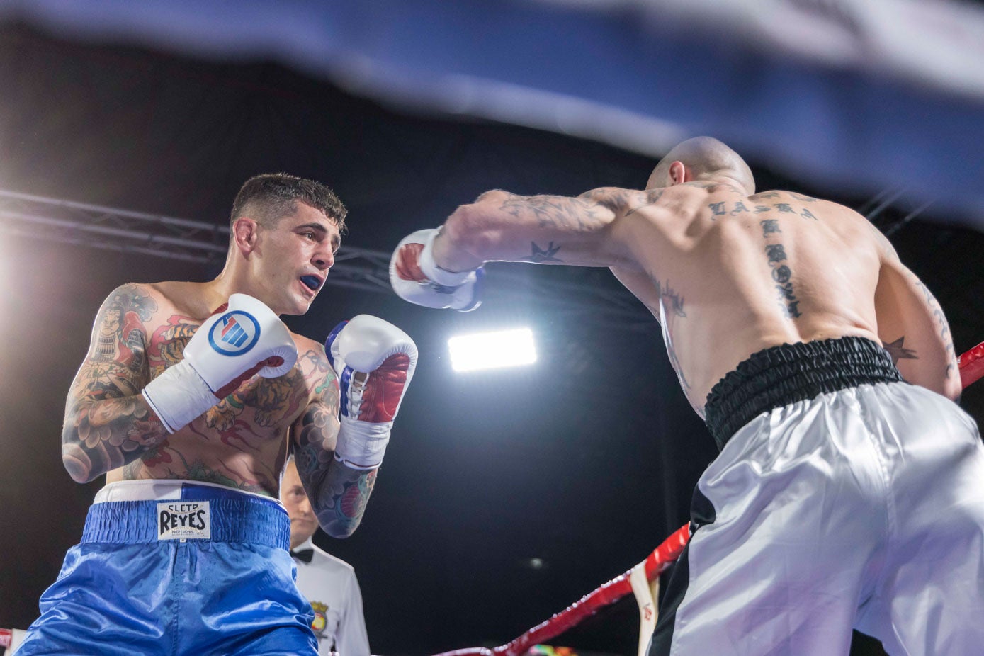 El boxeador cántabro Jairo Díaz hace frente al eslovaco Kemsky en un momento de la pelea.