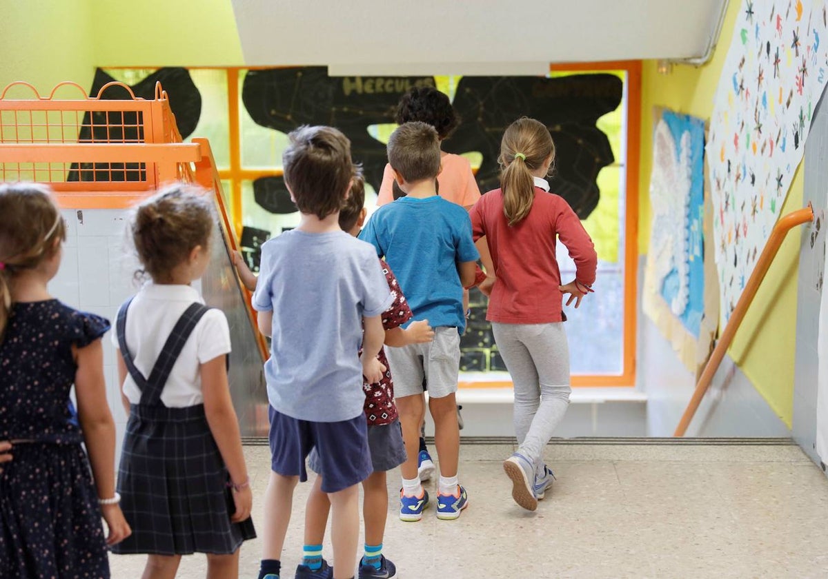 Alumnado de un centro educativo cántabro el primer día del pasado curso 2022-23.