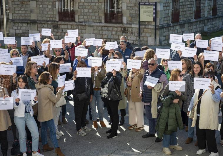 Funcionarios exhiben carteles en los que se puede leer: Huelga en Justicia. Yo paro