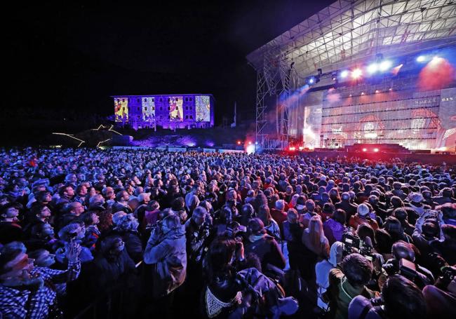 Abril de 2017. Miles de personas acudieron al concierto de Jean-Michel Jarre frente al monasterio.