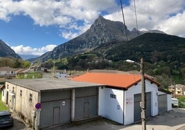 La nave remozada destaca en el conjunto por el tejado recién armado así como el raseado y pintado de blanco de las paredes exteriores.