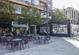 Clientes consumen en una terraza, ayer, en el Bulevar Luciano Demetrio Herrero de Torrelavega.