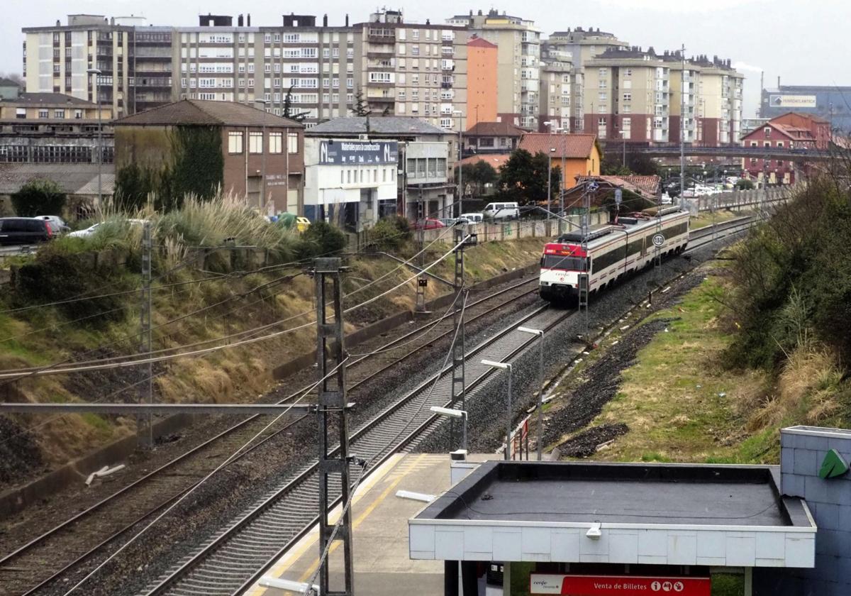 Imagen de archivo de un tren de la línea C1 a su paso por Maliaño.