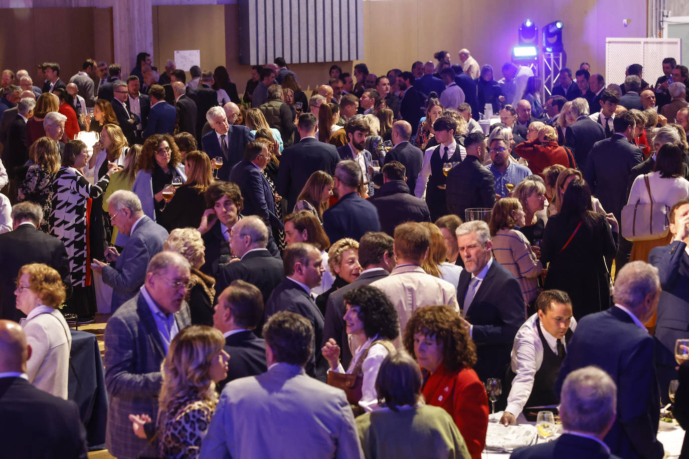 Los invitados a la gala del Anuario disfrutando de un cóctel al finalizar el acto.