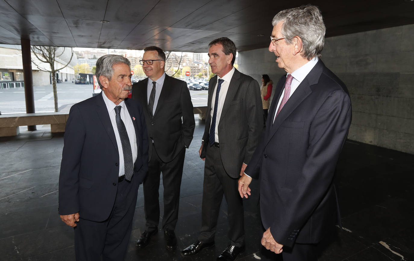 Miguel Ángel Revilla, en la llegada junto a Íñigo Noriega, Ignacio Pérez y Luis Revenga.