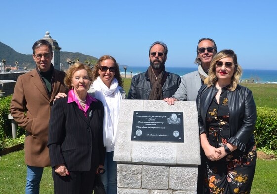 La familia de José Ramón Alonso Garmilla (Tabolo) junto al monolito descubierto.