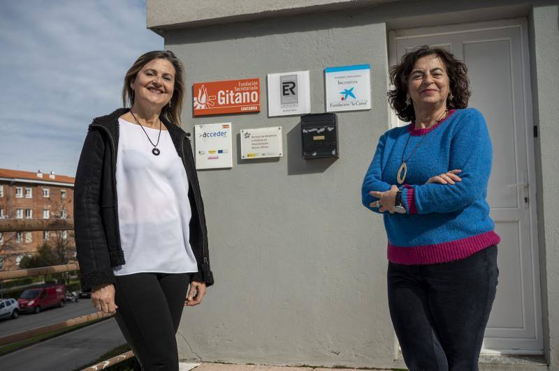 Raquel Basanta (izquierda) y Ruth Peredo, ante la sede de la Fundación Secretariado Gitano.