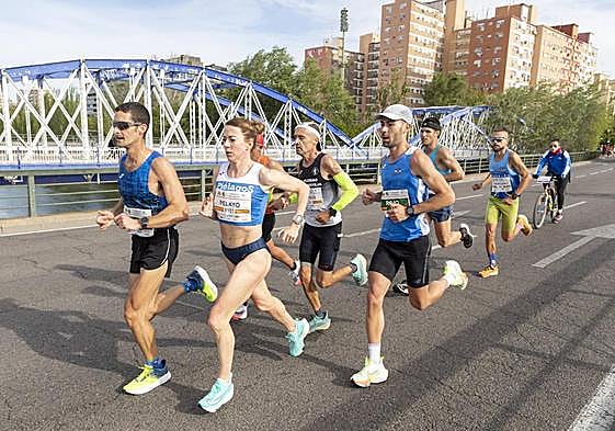Irene Pelayo, en plena carrera por las calles de Zaragoza con el uniforme del Piélagos.