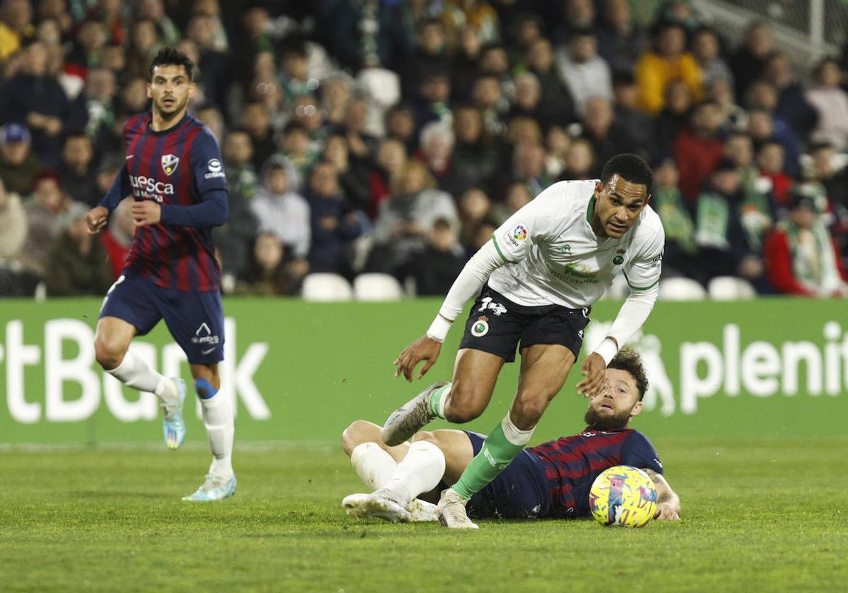 Mboula, durante el partido frente al Huesca.