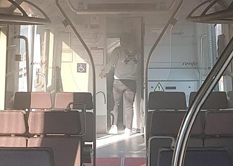 Imagen secundaria 1 - 1. Imagen del último vagón lleno de humo tras ser sofocado el incendio. | 2. Extintor con el que el maquinista ha apagado el fuego en la cabina afectada.