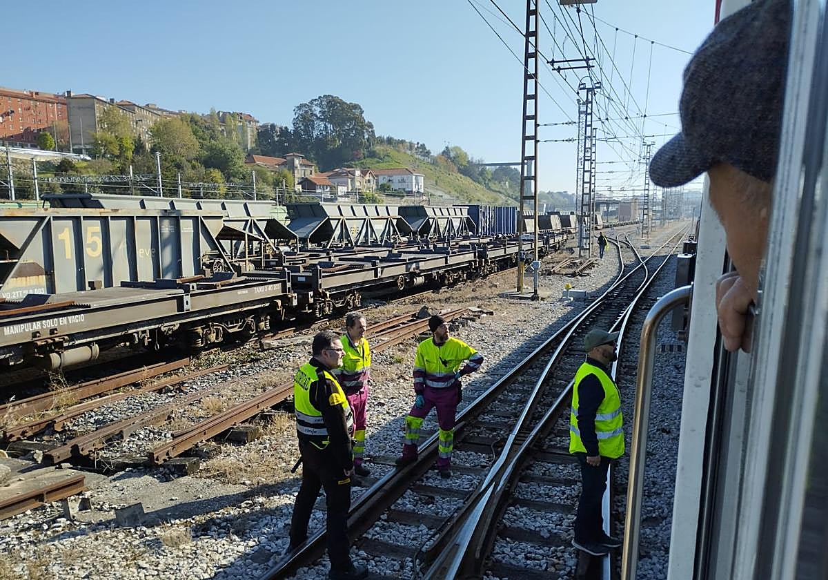 Operarios encargados de revisar el incidente ocurrido en el tren.