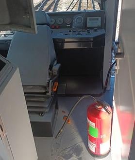 Imagen secundaria 2 - 1. Imagen del último vagón lleno de humo tras ser sofocado el incendio. | 2. Extintor con el que el maquinista ha apagado el fuego en la cabina afectada.