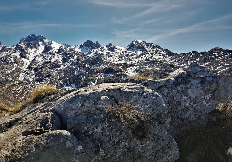 Vistas hacia las principales cumbres del Macizo Occidental desde el alto de Gurbiñales, a 1500 metros y en plenas tripas de los Picos de Europa.