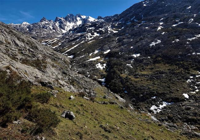 Panorama de crestas, verdes y calizas llegando al valle del río Junjumia