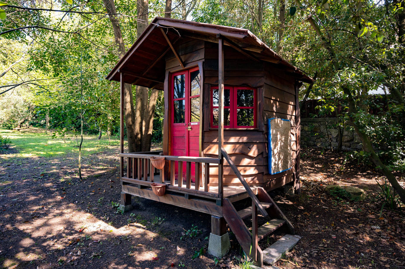 Una de las tres cabañas que Concha mandó hacer en el jardín para sus nietas.