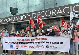 Protesta de los trabajadores de Digitex ante el centro de Maliaño por un ERE en julio de 2020.