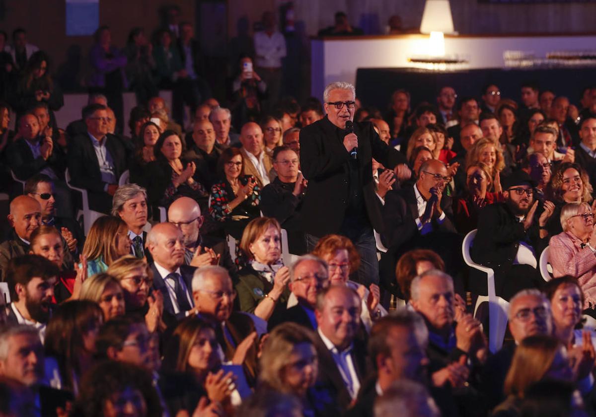 Leo Harlem atravesó el pasillo central de camino al escenario. Su entrada fue una de las grandes sorpresas de la noche.