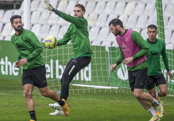 Jokin Ezkieta, durante un entrenamiento en los Campos de Sport.