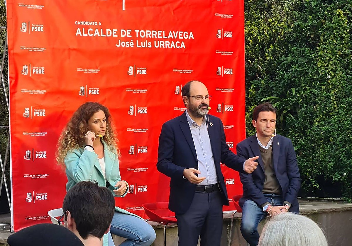 El líder socialista en Torrelavega, José Luis Urraca, toma la palabra junto a Quiñones y Casares, este jueves durante el mitin.