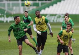 Gassama remata el balón ante la oposición de Pol Moreno, a la izquierda, y de Yeray, que sigue la jugada con la mirada en un entrenamiento en Los Campos de Sport. javier cotera