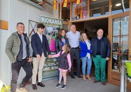 Gonzalo Alonso (padre de la niña), Dani Medina con Adriana, Paula Fernández, José Luis Herrero (alcalde de Rionansa), Isabel Urrutia e Indalecio Sobrino.