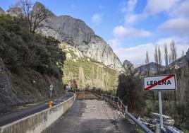 Hay tres puntos en el desfiladero de La Hermida, como en este a la salida de Lebeña, donde sólo hay un carril transitable.