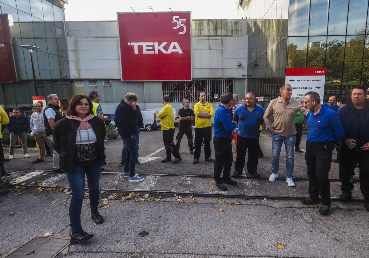 Protesta de la plantilla de Teka en Santander en octubre, por el despido de dos trabajadores.