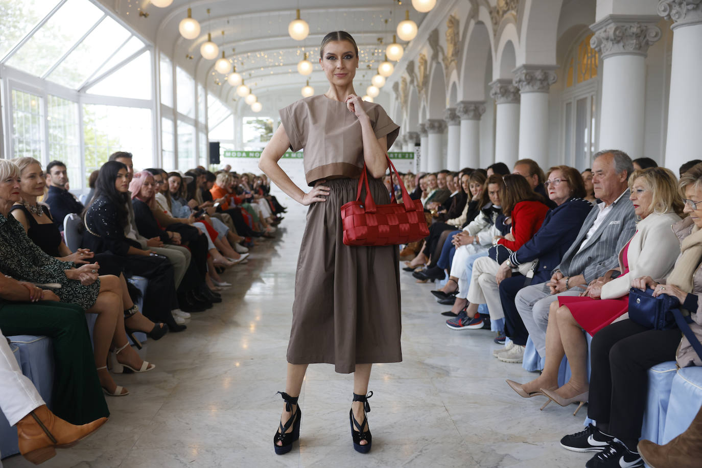 La modelo Vannesa Martínez con uno de los bolsos de Tytti Thusberg.