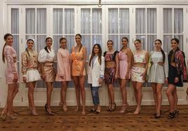 Las modelos Lucila Fernández, Ana Monar, Fedua Saber, María Pardo, Clara García, y la diseñora Sandra Uribe. Junto a ella, las modelos Vanessa Martínez, Abbie Potter, Ángela Martínez, Paula de la Maza, Paula Díaz y Catalina Castaño..