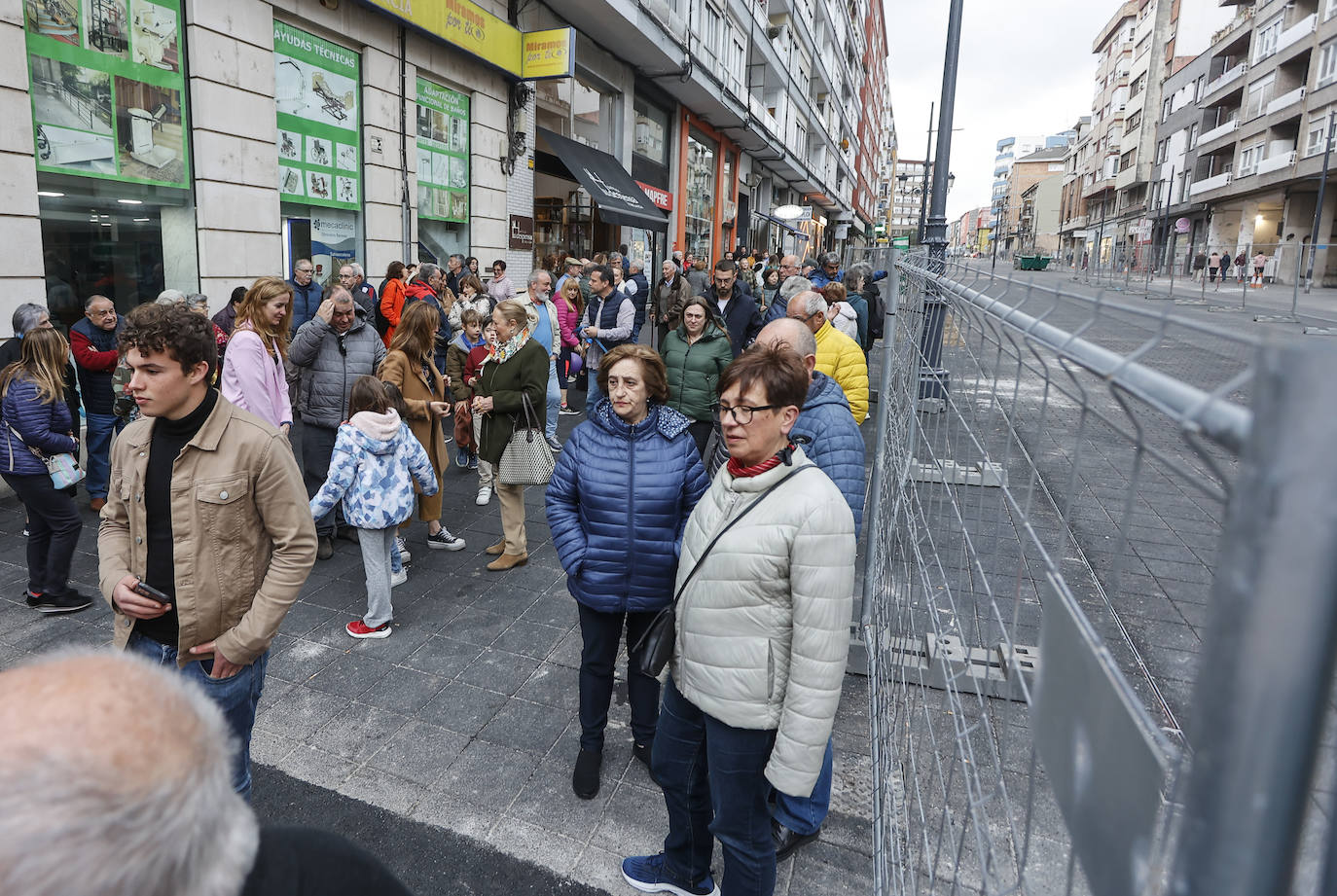 Los vecinos se concentraron junto a las obras.