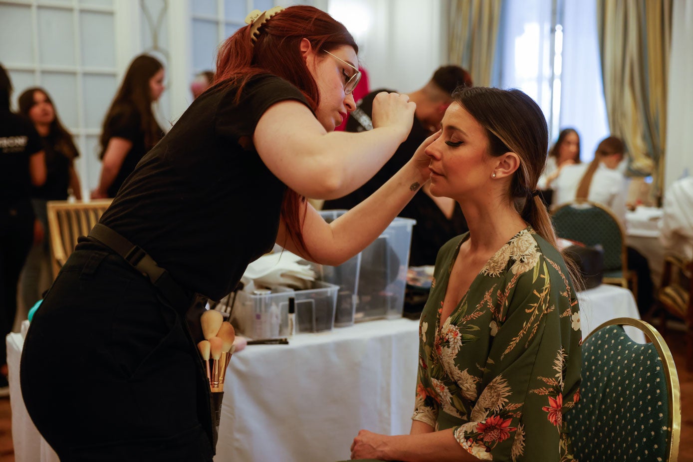 Imagen del backstage en el que todas las modelos se preparan para los desfiles del primer día de Moda Norte.