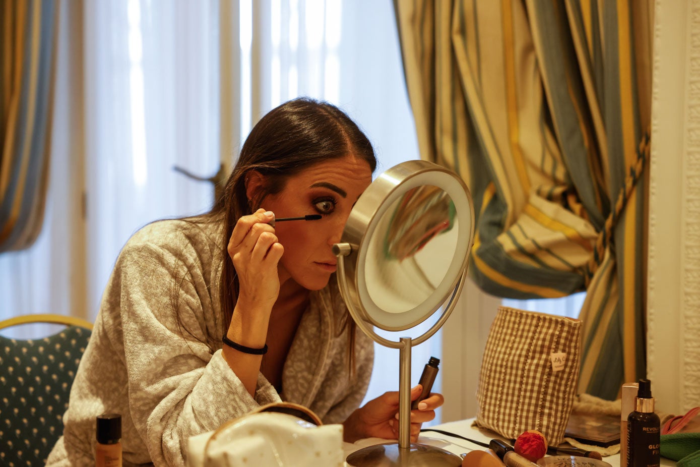 La modelo María Clara García fue Miss Elegancia en la gala de Miss Cantabria de 2008. En la imagen retocándose para el desfile de Sandra Uribe para Moda Norte en el Hotel Real. 