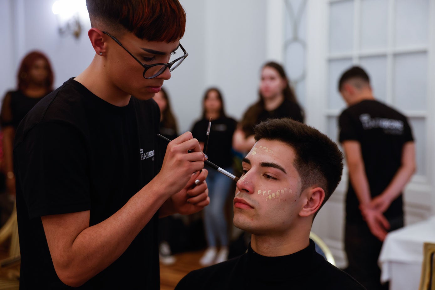 El modelo Izan García durante la sesión de maquillaje en el 'backstage' de Moda Norte en el Hotel Real.