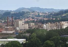 Instalaciones de Sniace en Torrelavega en junio de 2022, con la actividad parada desde febrero de 2020.