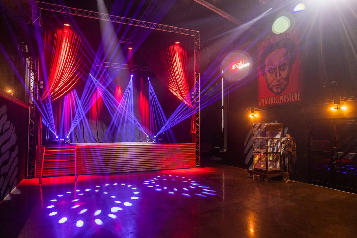 Vista parcial de la sala y el escenario del Teatro Alegría, en la que tanto los sistemas de iluminación, tecnología y ambientación están prácticamente instalados.