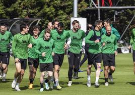 Los verdiblancos, el viernes en plena carrera en las Instalaciones Nando Yosu de La Albericia.