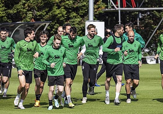Los verdiblancos, el viernes en plena carrera en las Instalaciones Nando Yosu de La Albericia.