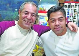 Max, junto a su padre, en una comida familiar durante las pasadas Navidades.