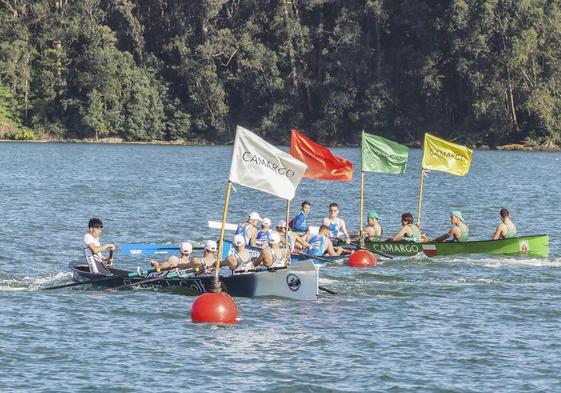 Los bateles de Pedreña y Camargo, en plena ciaboga.