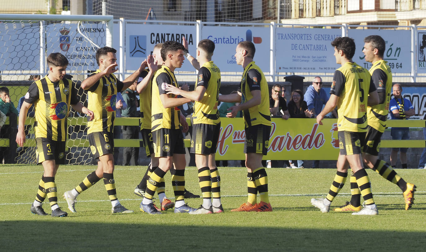 Los jugadores del Cayón celebran uno de los seis tantos que marcaron ante el Textil Escudo.